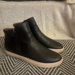 Gentle Souls‎ Kenneth Cole Carole Black Leather SideZip Bootie Sneaker Women 9.5